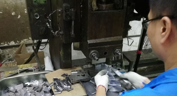 提倡天道酬勤,勤能補拙觀念，提高東莞合頁,東莞鉸鏈,東莞不銹鋼合頁的生產(chǎn)能力